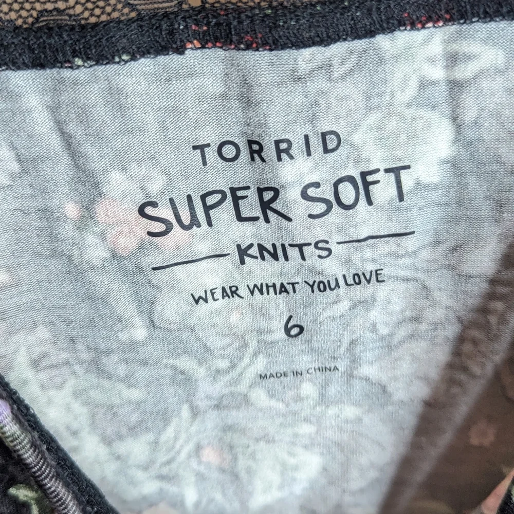 TORRID Super Soft Blouse Womens Bell Sleeves Lace Knit Black Floral Top - Picture 2 of 7